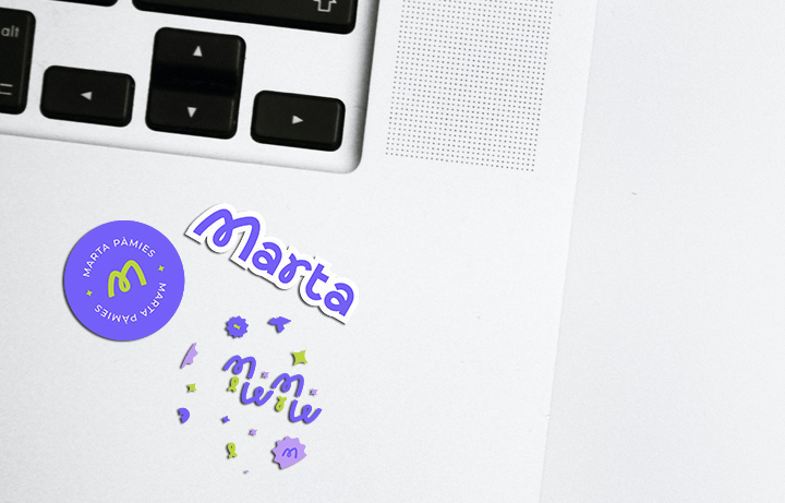 Presentación completa de la identidad visual de Marta Pàmies. Incluye el logotipo principal fluido, paleta de colores con lila, morado, verde pistacho y crema, las tipografías Salks, Helony y Montserrat, junto con variaciones del logo en formato pegatina y un patrón de fondo.